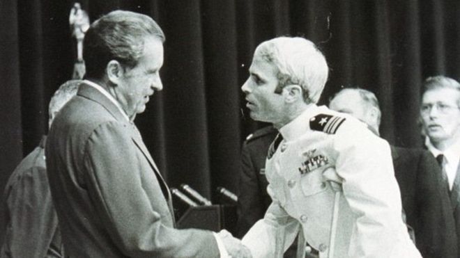 Richard Nixon aperta a mão de John McCain, em solenidade de boas vindas a ele e outros militares após serem libertados no Vietnã