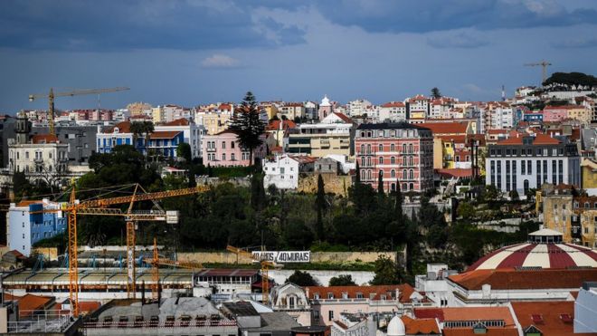 Imagem mostra o horizonte de Lisboa, capital de Portugal, repleto de imóveis e gruas usadas pela construção civil, em referência ao aquecimento do mercado imobiliário