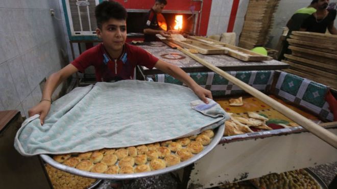 Иракцы готовят выпечку, известную как Клига, в преддверии мусульманского праздника Ид аль-Фитр
