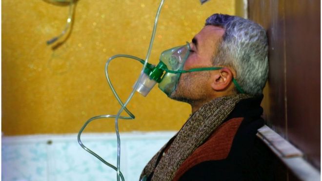Čovek s maskom za kiseonik nakon navodnog napada hemijskim oružjem u Dumi