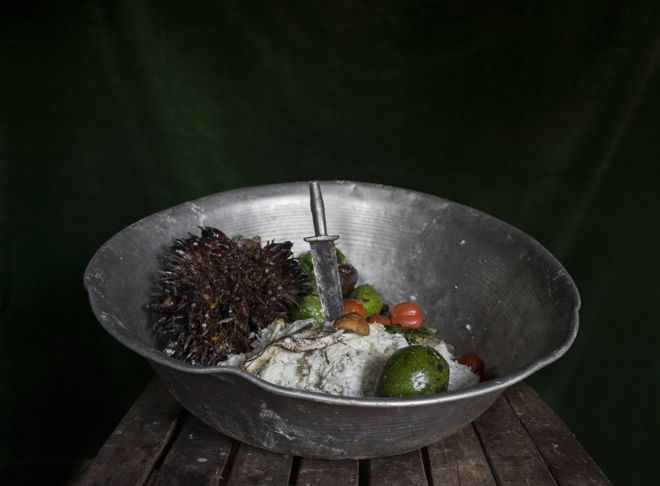 Bol en métal contenant des aliments