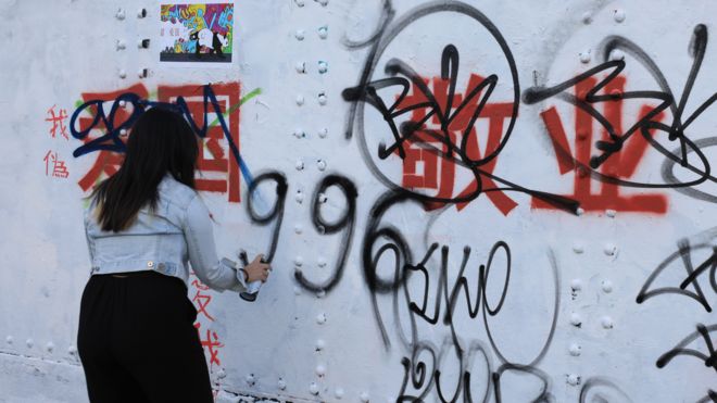 伦敦红砖巷一位女子在中国政治标语上反制涂鸦(6/8/2023)