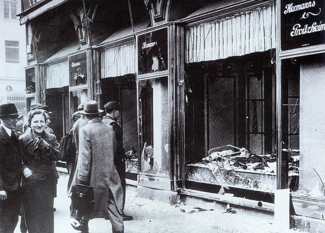 Разбили еврейские магазины в Берлине после Хрустальной ночи