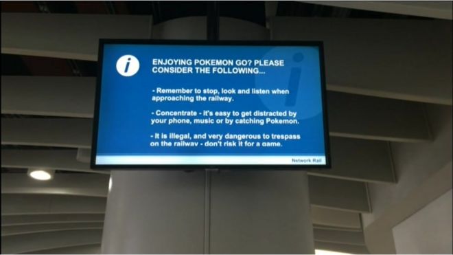 Предупреждающий знак на станции Бирмингем Нью-Стрит для геймеров Pokemon Go
