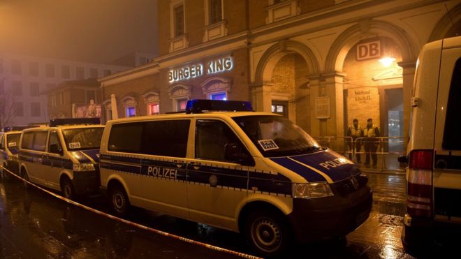 Полиция возле станции Pasing в Мюнхене, Германия, 1 января 2016 года