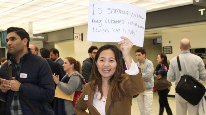 Адвокаты собрались в аэропорту Даллеса, штат Вирджиния, чтобы представить тех, кому грозит запрет на поездки