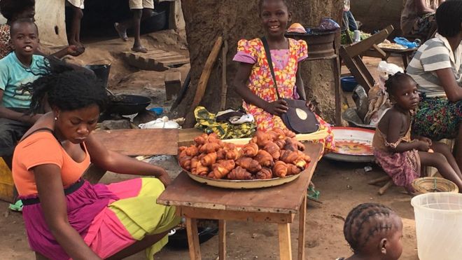 Люди в лагере для перемещенных лиц Бенцви продают круассаны и другую еду, чтобы заработать на жизнь, Банги, АВТОМОБИЛЬ