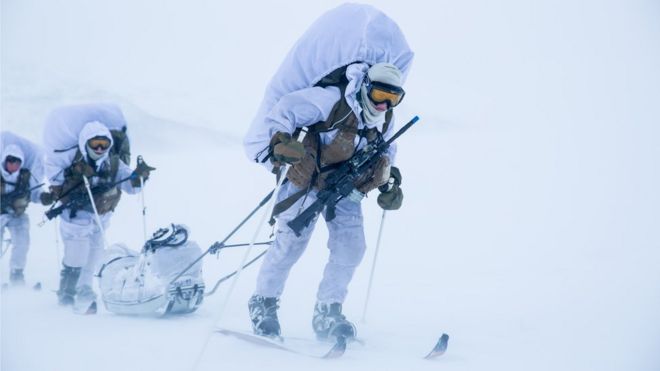 Женщины-солдаты на беговых лыжах