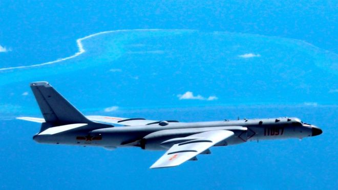 2016年7月，南海仲裁案結果宣佈後，中國的轟6戰機飛過南海島礁（資料圖）。