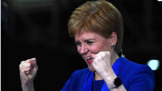 Никола Стерджен празднует победу SNP в Восточном Данбартоншире