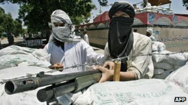 Боевики защищают Красную мечеть в Исламабаде в 2008 году