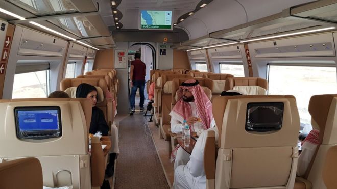 Жители Саудовской Аравии садятся в новый скоростной поезд Haramain Express в Джидде, Саудовская Аравия (18 сентября 2018 года)