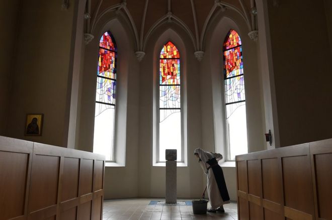 Сестра Анджела Финеган моет пол в церкви в аббатстве Святой Марии, цистерцианском монастыре.