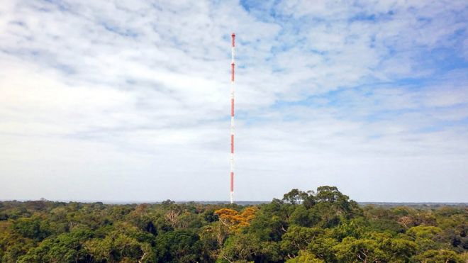 Torre de mediação atmosférica em Manaus