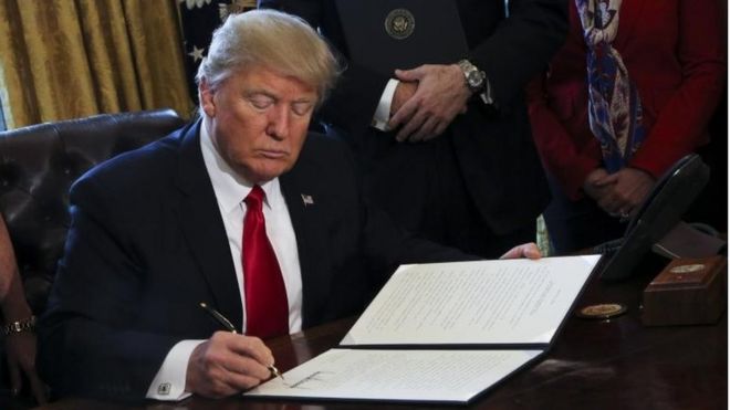 Donald Trump firma una nueva orden ejecutiva en la Casa Blanca.