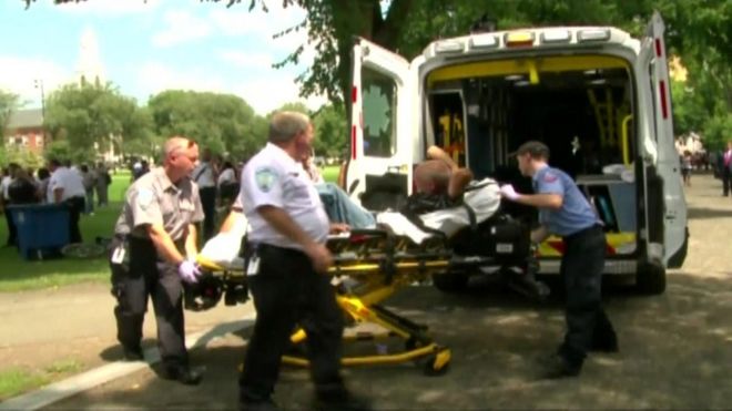 Чрезвычайные команды сопровождают жертву в машину скорой помощи в Нью-Хейвене, штат Коннектикут.
