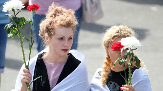 Білоруси ховають загиблого протестувальника. У центр Мінська сходяться тисячі людей