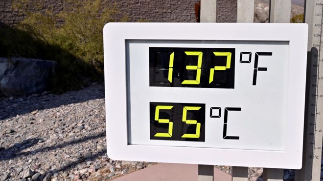 美国加州死亡谷熔炉溪游客中心外一座温度计显示132华氏度（55摄氏度）读数（17/8/2020）