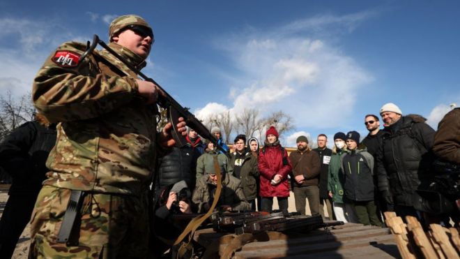 Civiles ucranianos reciben entrenamiento militar.