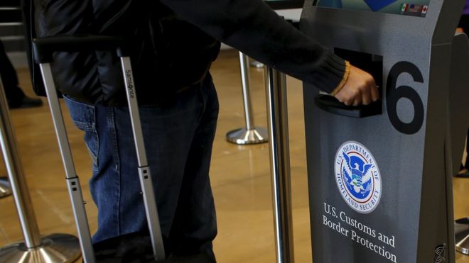 Пассажир сканирует свой паспорт при прохождении через таможню и иммиграцию США после использования пешеходного моста через границу Xpress между Сан-Диего и аэропортом Тихуаны в день открытия объекта в Отай-Меса, Калифорния, 9 декабря 2015 года.