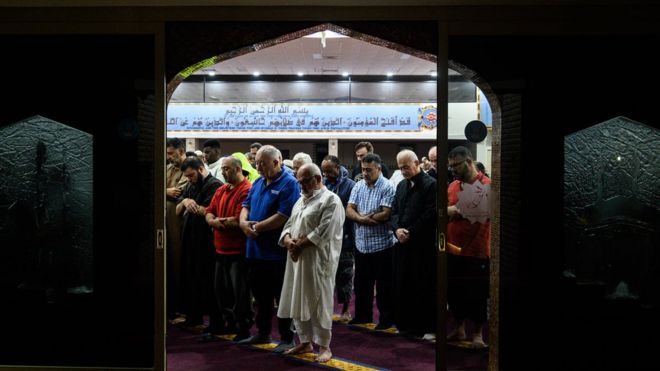 Скорбящие молятся в мечети в Сиднее на утро после стрельбы в Крайстчерче