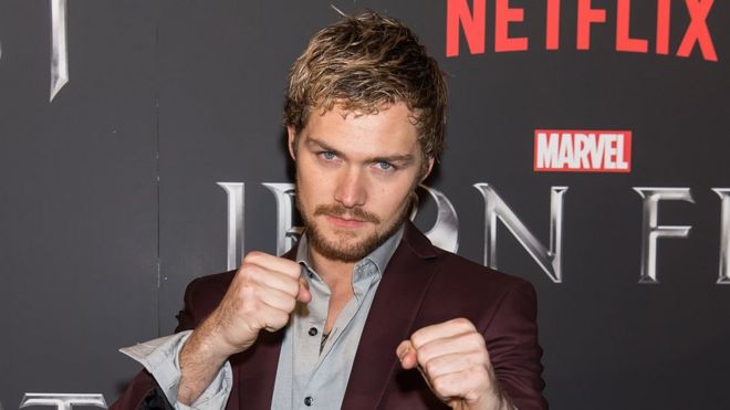 Финн Джонс на показе Iron Fist в 2017 году