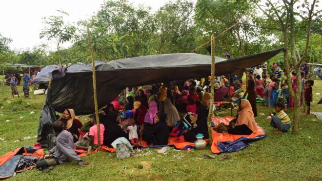 Спасающиеся бегством беженцы из рохингья отдыхают под временным убежищем в Бангладеш 27 августа 2017 года
