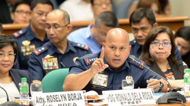 Генеральный директор Филиппинской национальной полиции Роланд Дела Роса (С) показывает, как он начинает в начале расследования в сенате 22 сентября 2016 года о массовых убийствах в судебном порядке.