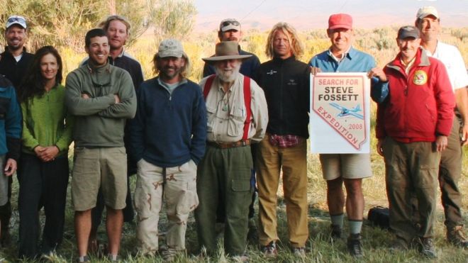 Некоторые из поисковой команды Стива Фоссета - включая Роберта (крайний справа) и Лью (второй справа)