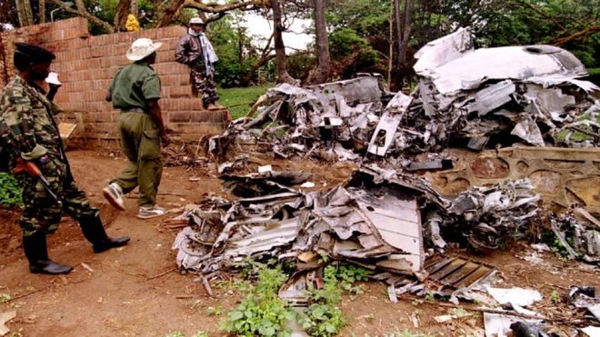 Повстанцы Патриотического фронта Руанды осматривают обломки самолета, в котором в апреле 1994 года был убит президент Руанды Ювенал Хабиаримана