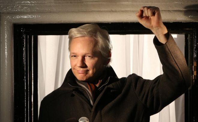 Основатель Wikileaks Джулиан Ассанж держит кулак у посольства Эквадора в Лондоне 20 декабря 2012 года
