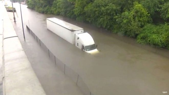 中継中の記者も　洪水被害で助け合うテキサス住民