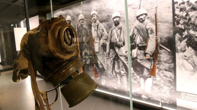 Una mÃ¡scara de gas en el Museo de la Guerra y la Paz, en Francia