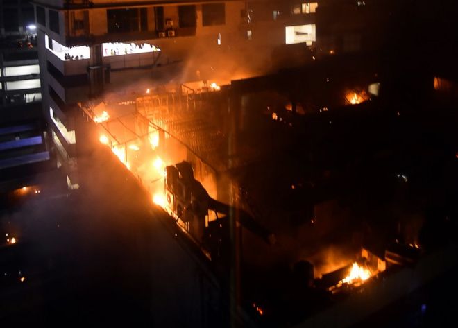 Вид на здание в огне, где вечеринка на крыше проводилась в Мумбаи в начале 29 декабря 2017 года.