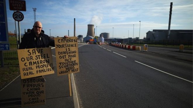 Одинокий демонстрант Нил Доусон протестует в поддержку сталелитейной промышленности Великобритании возле завода по переработке стали Tata в Сканторпе,