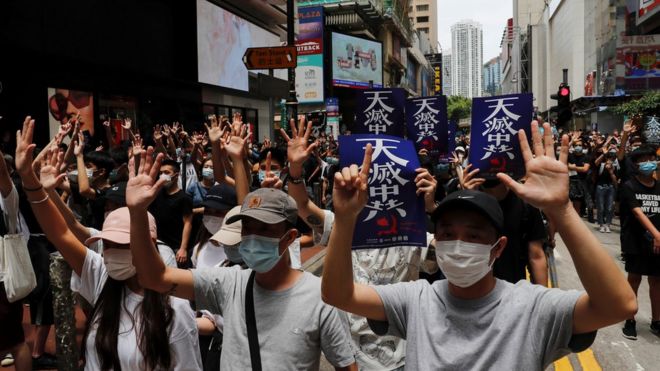 Антиправительственные протестующие маршируют против планов Пекина ввести в Гонконге закон о национальной безопасности, 24 мая 2020 г.