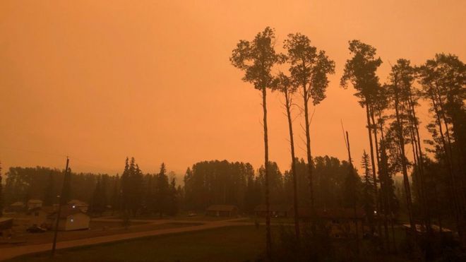 Stellat'en First Nation в Британской Колумбии окутан дымкой, когда от лесных пожаров распространяется дым
