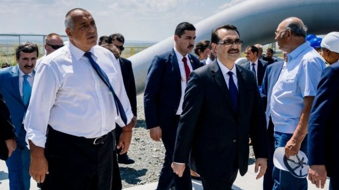 Menteri Energi Turki Fatih Donmez (kanan) mengatakan tidak akan membiarkan warganya hidup dalam kegelapan.