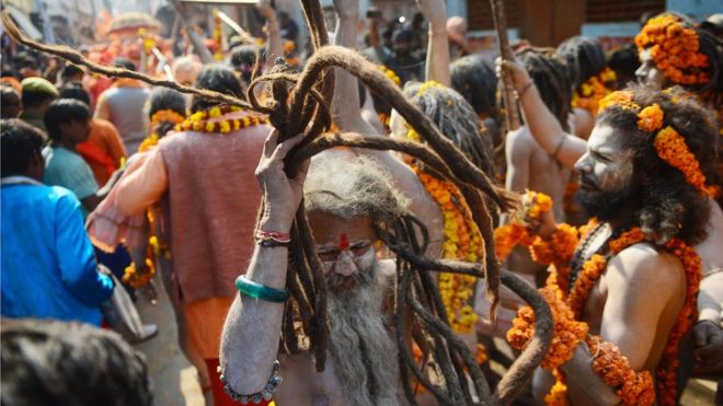 Индийский обнаженный садху (индуистский святой человек) показывает, как он принимает участие в религиозном шествии к области Сангам во время «королевского входа» для предстоящего фестиваля Кумбха-Мела в Аллахабаде 1 января 2019 года