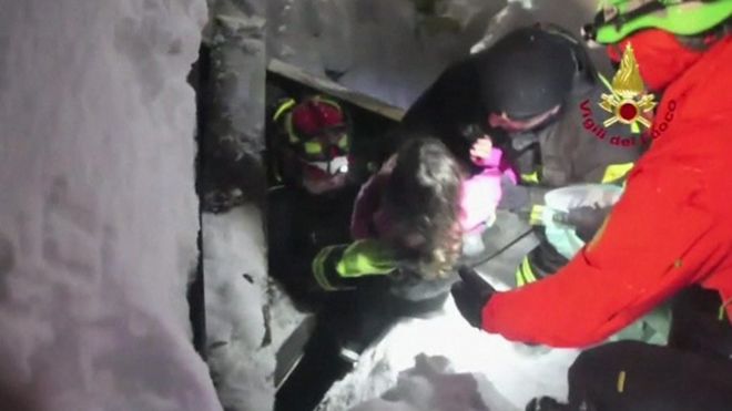 عثرت فرق الإنقاذ على 10 ناجين في فندق ريجيوبيانو وسط إيطاليا بعد يومين من حادث انهيار ثلجي.