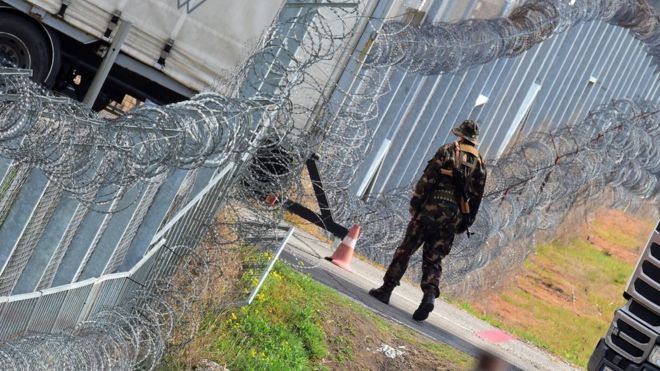 6 апреля 2017 года венгерский солдат патрулирует у пограничного заграждения в транзитной зоне пограничной станции Томпа, которая стала одним из двух новых центров содержания под стражей лиц, ищущих убежища. Питер Шиджарто сказал, что Будапешт не прогнется под растущим давлением ЕС