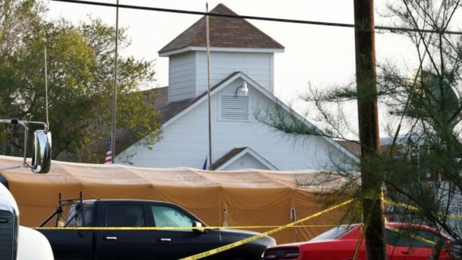 Место расстрела в Первой баптистской церкви Сазерленд-Спрингс, штат Техас (06 ноября 2017 г.)