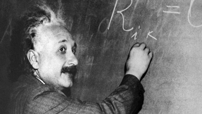 Albert Einstein escrevendo em um quadro negro