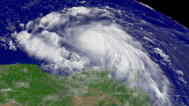 Ураган Эмили показан на этом компьютерном снимке, сделанном спутником NOAA, который был представлен 14 июля 2005 года над юго-восточным Карибским морем