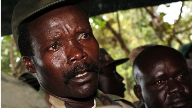 На фотографии, сделанной 12 ноября 2006 года, изображен лидер Армии сопротивления Бога (ЛРА) Джозеф Кони, отвечающий на вопросы журналистов в Ри-Квамбе, южный Судан