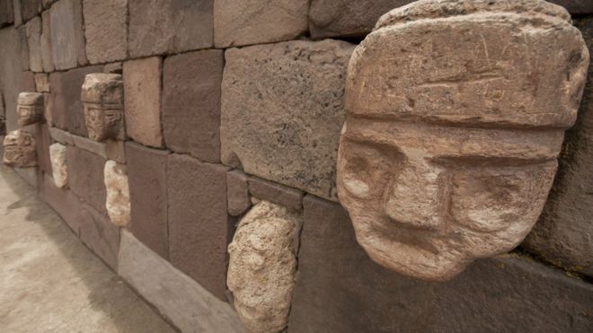 Крупный план каменной головы на археологических раскопках Тиуанако