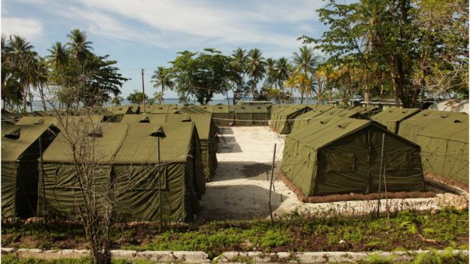 Фото раздаточного материала правительства Австралии, на котором изображены десятки палаток в лагере на острове Манус
