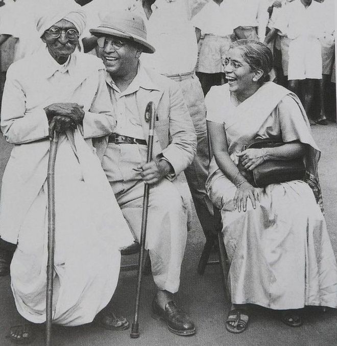 Доктор Амбедкар со своей второй женой Май Амбедкар и активистом Рао Бахадуром К. К. Боле (слева) в Мумбаи