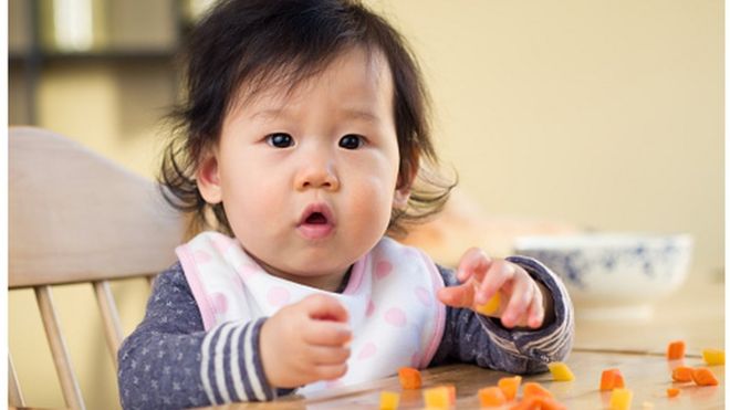 Bebê comendo alimentos sólidos