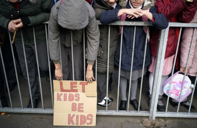 Акция протеста против программы «Без посторонних», которая обучает детей правам ЛГБТ в Бирмингеме